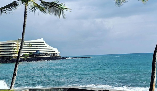 PARADISE! 1 BR Beach Condo Steps Away from the Beach and Downtown