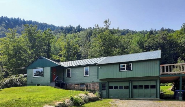Peaceful, mountain-view home with large deck, & grill - dog-friendly