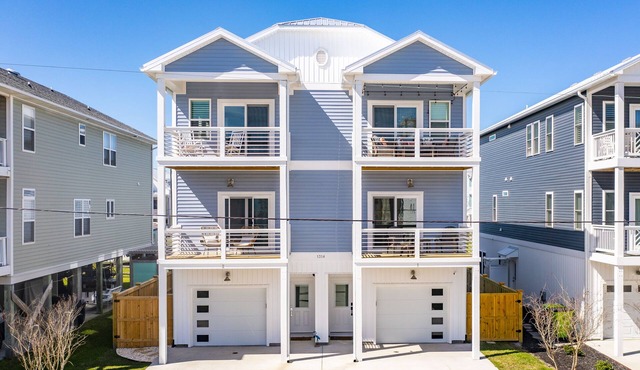 Pearl Paradise: with elevator & golf cart included! 2 blocks to beach.
