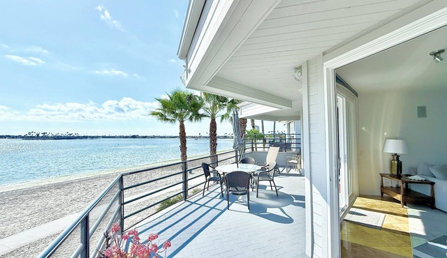 Penthouse Bayfront! Large Priv Deck, Sleeps 7, Spacious Living & Kitchen, 2 Park