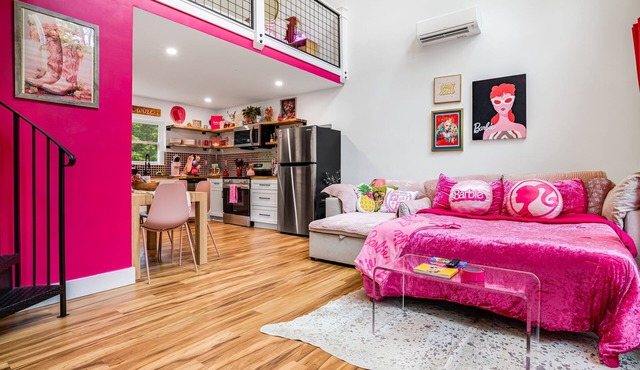 Pet Friendly Barbie House w/Hot Tub, 5 Min from Town/15 Min to Asheville