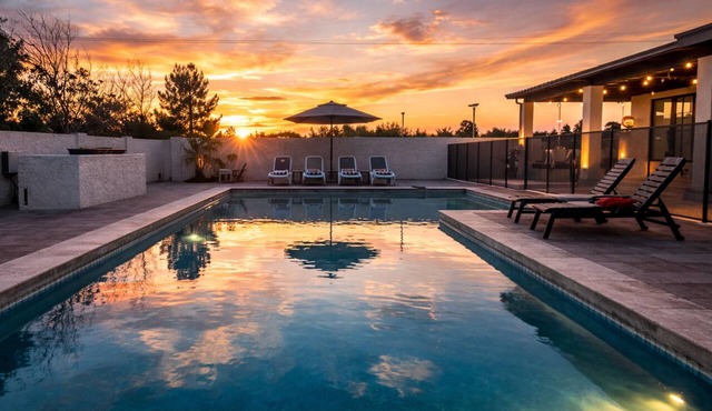 Private Kierland Retreat, Gated Heated Pool, 400 sq ft Indoor Gym, Putting Green