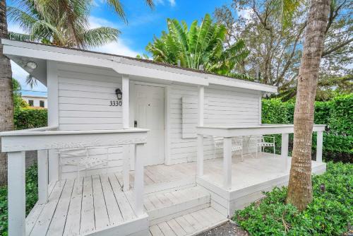 Renovated Grove Bungalow -near Coconut Grove