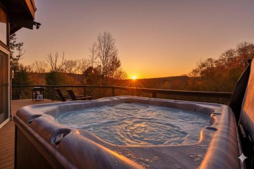 RoundTop Chalet - Hot Tub, Fire Pit & Mountain Views near Killington & Okemo