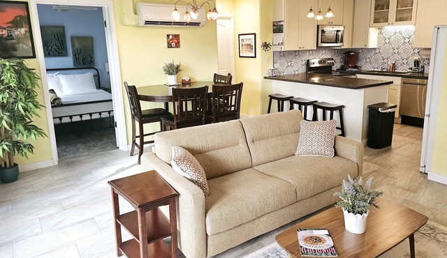 Scandia 203 - Sleeps 6, Full Kitchen, Free Parking, and 1 Block to the Beach