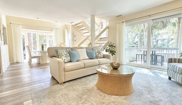 SEA PINES: Coastal Chic at Inland Harbour-2 bd/2 bt villa CLOSE TO HARBOUR TOWN