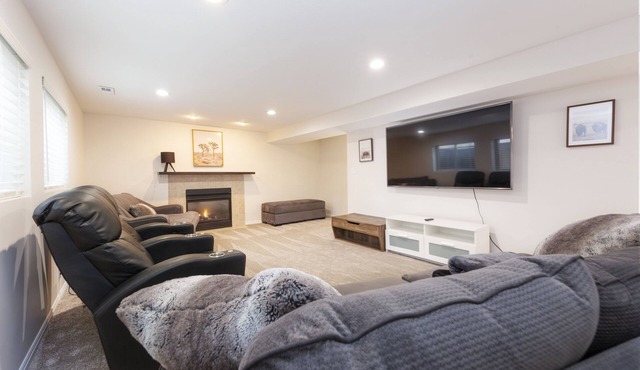 Ski & Hiking l Summer Pool l King Beds l Large Apartment l Mountain Views