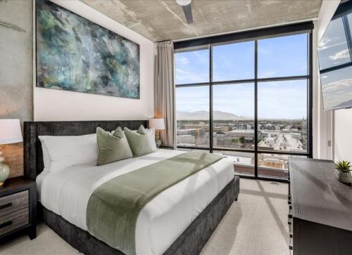 Sky High Views Lux 2bd 2ba Rooftop Pool HTub Gym