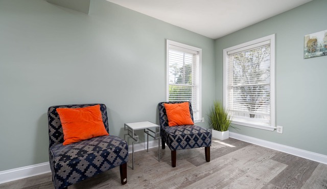 Sleeps 8 in the heart of DEWEY with a short 1.5 block walk to the beach