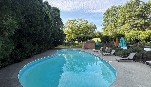 Spacious 4 Bedroom/3 Full Bathroom Family Friendly Townhouse in Quechee Lakes