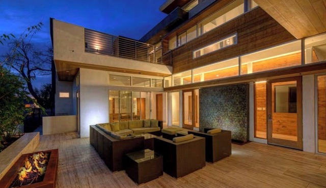Spacious 5-bedroom house in marvelous Los Angeles with AC.