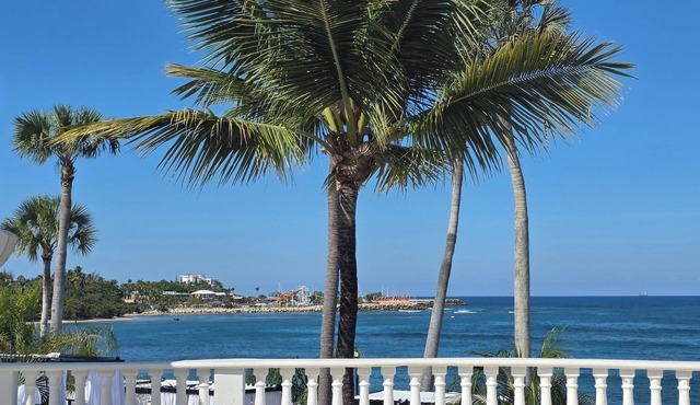 Spacious 5-bedroom villa/AC at beach resort 15 restaurants/bars. All Inclusive!