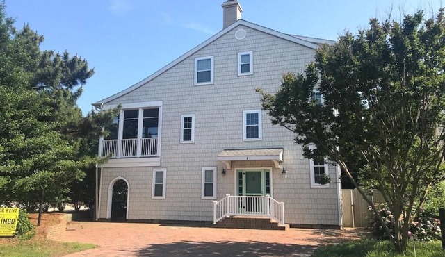 Spacious 6-Bed Beach Home, 10 Steps to Sand, Elevator & Family Fun!