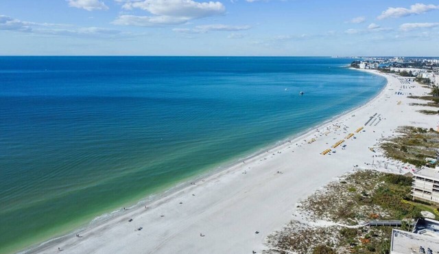 St Pete Beach, 4 Minute walk to the Beach!