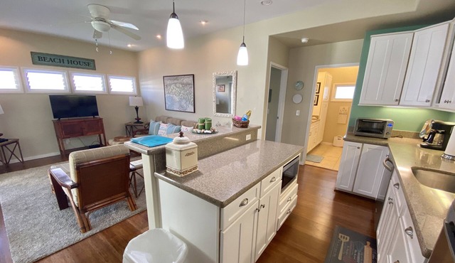 Steps to Kailua Beach, Immaculate & Private 1 BR. Great Reviews and Value!