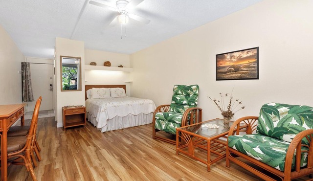 Studio Condo in town and across from the Ocean with a Pool