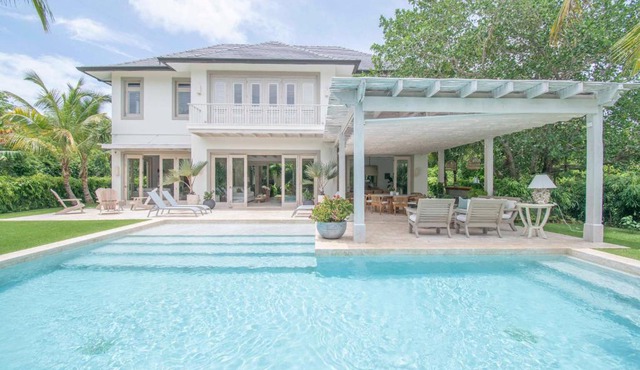 Stylish fully-staffed villa near beach and lagoons in exclusive golf resort