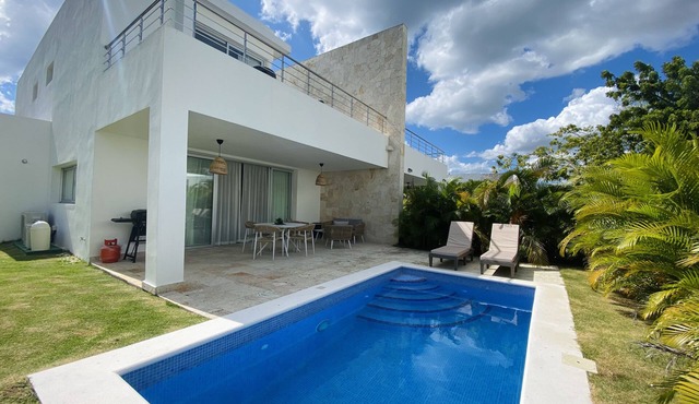Stylish Spacious Villa Pool Hot tub Near The Beach