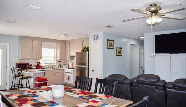 Sweet Laguna Beach Cottage only a couple of blocks away from the Beach!