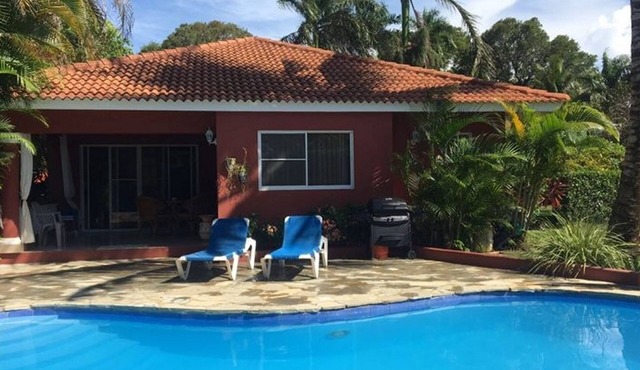 Tennis/Basket/Soccer courts and a private 3BD villa with pool near shops/bars
