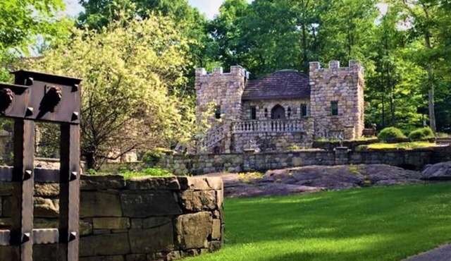 'The Castle Cottage' overlooking Lake George!