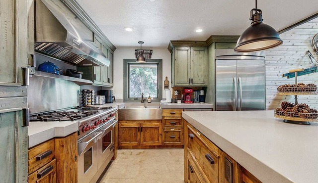 The Silverstrike mountain cabin with hot tub, in Brighton
