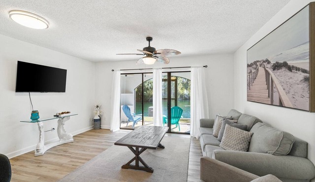 Thomas Drive Sleeps 5 Walk to Beach & Nightlife
