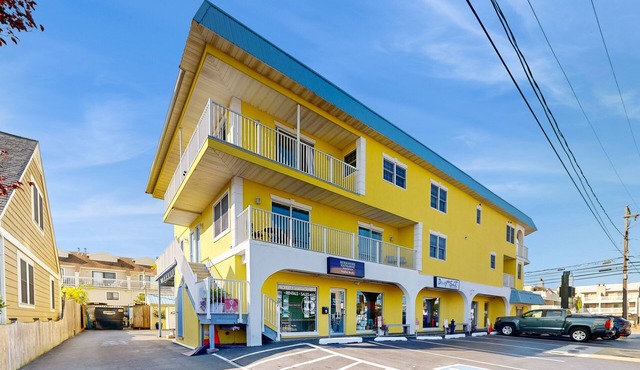 Town of Dewey Beach condo with balcony ocean view, central A/C, & W/D - dogs OK