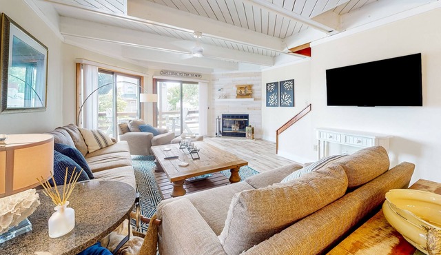 Town of Dewey Beach home close to beach with W/D & fast WiFi - dogs OK