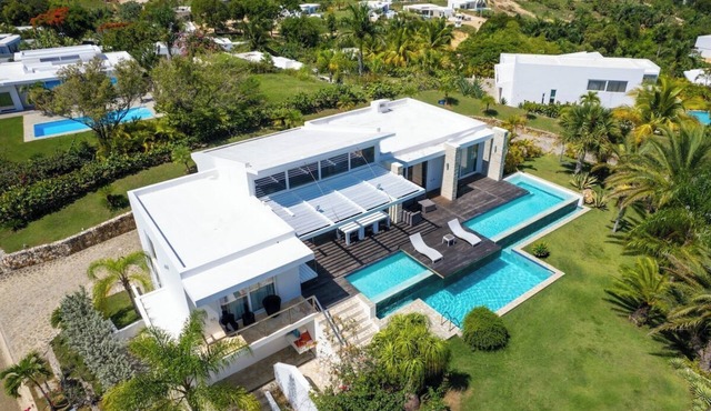 V12 Casa Summerhill · Luxury villa w/2-level pool + bar and pool table