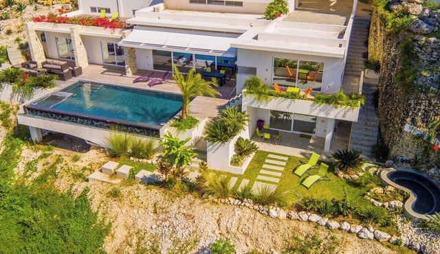 V16b Casa la Roca · Black Infinity Pool, Jacuzzi & Ocean View Villa