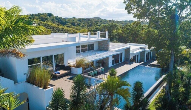 V17 Casa Quivira · Huge waterfall pool with jet tub & 180° oceanview