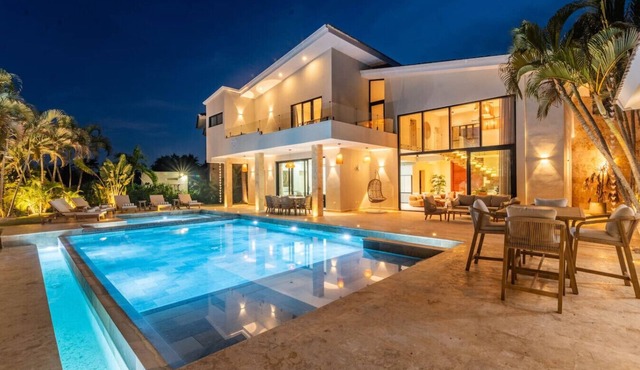 Villa Cheryl: NEW modern luxe villa w/pool, gym, movie room & BBQ