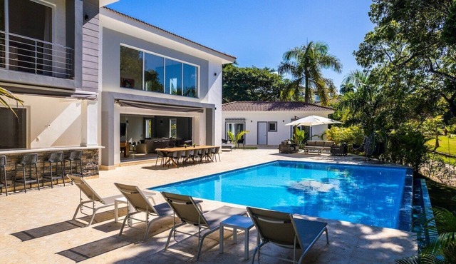 Villa Collie: Luxury Retreat/5 King Master BR/Maid