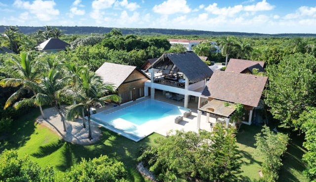 Villa Monica: Private retreat near golf w/staff, pool & golf cart