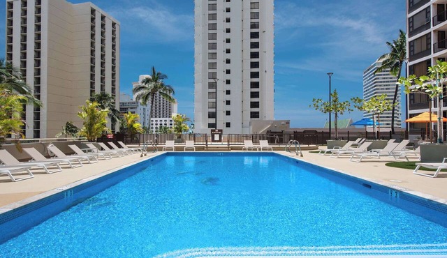 Waikiki Banyan condo w/lanai & pool