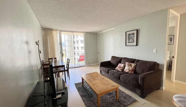 Waikiki Lanais 1 BDRM Mountain View Condo w/Free Parking on the 11th Floor