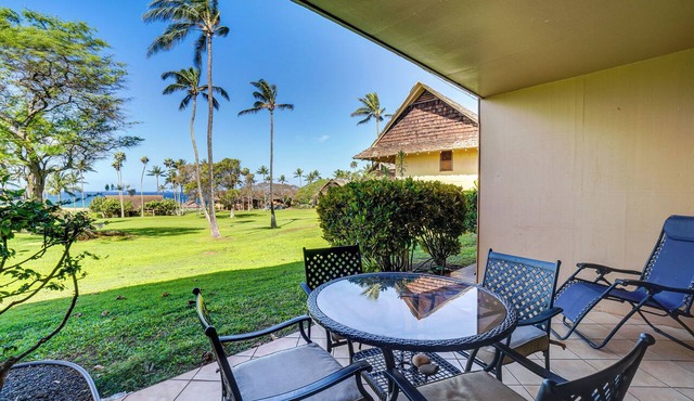 Walk to Beach: Ocean-View Maunaloa Studio