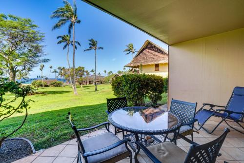 Walk to Beach: Ocean-View Maunaloa Studio