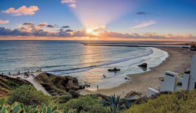 Walk to Beach & Restaurants W/Jacuzzi, Amazing Location!