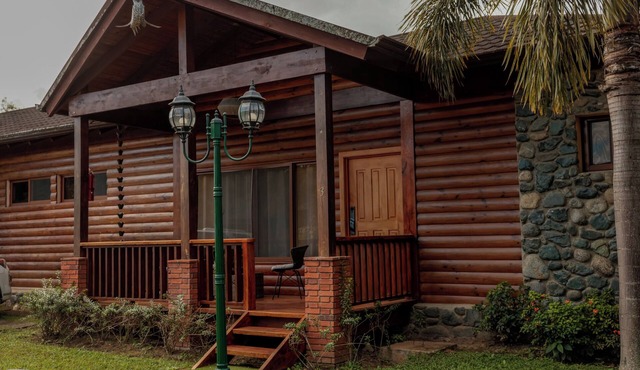 Wooden Nest Cabin: Cozy shelter/access to the river and swimming pool.