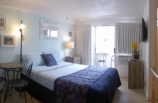 ALOHA-WAIKIKI FUN & CHARMING near BEACH 52