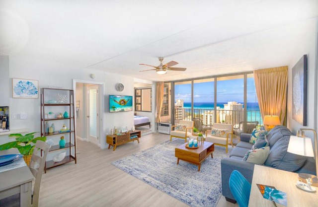 Waikiki Banyan condo with lanai & pool