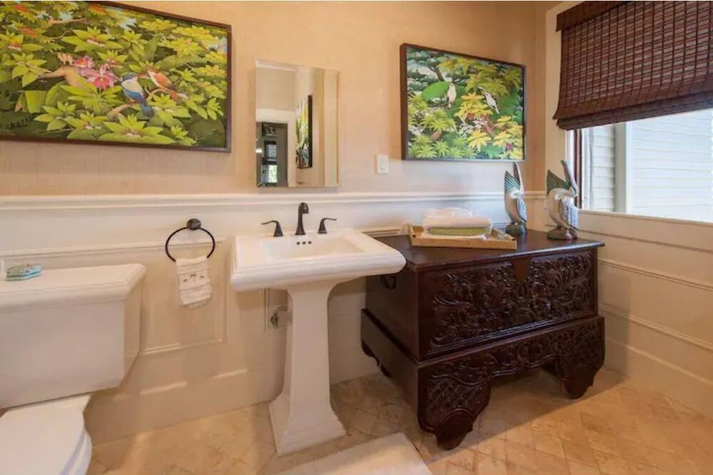 Photo of Bathroom in Kaimuki
