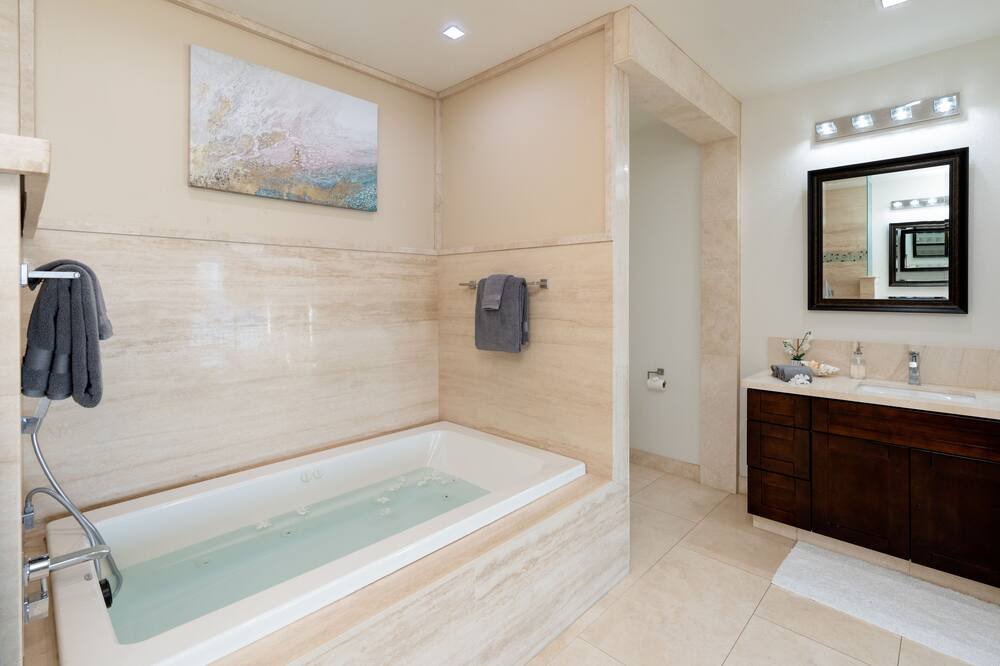 Photo of Bathroom in Kuliouou - Kalani Iki