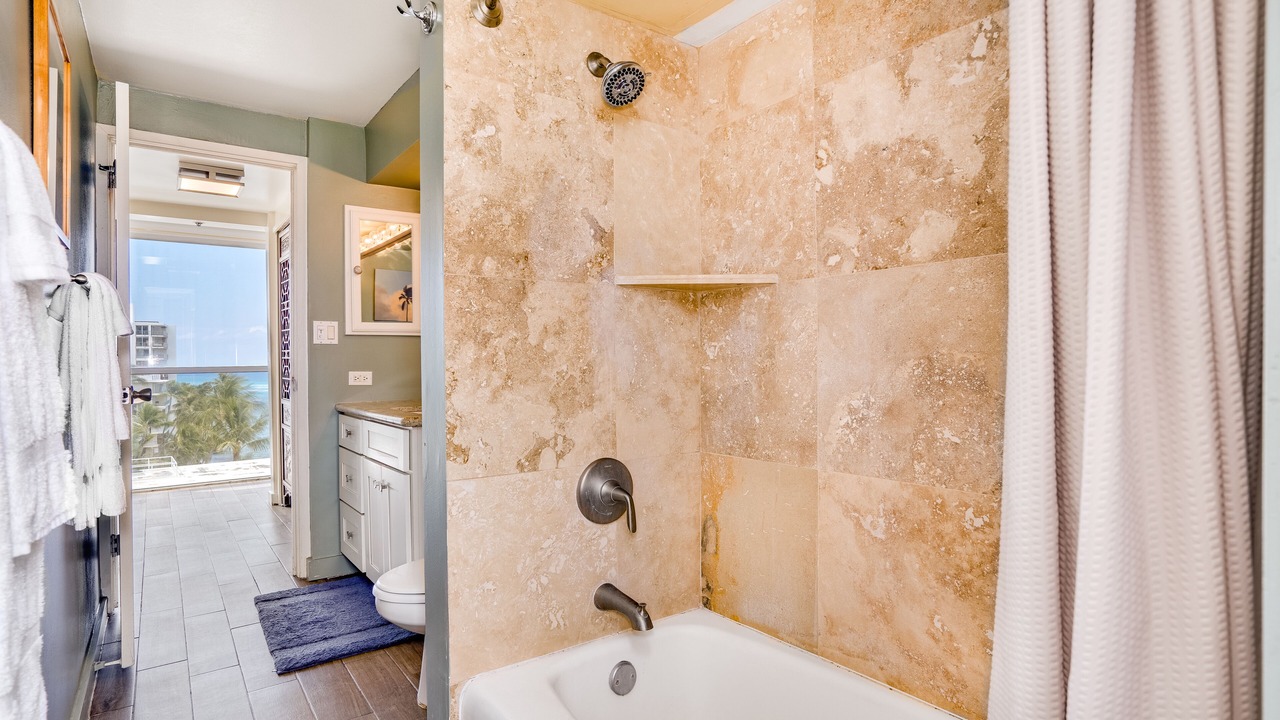 Photo of Bathroom in Diamond Head - Kapahulu - St. Louis