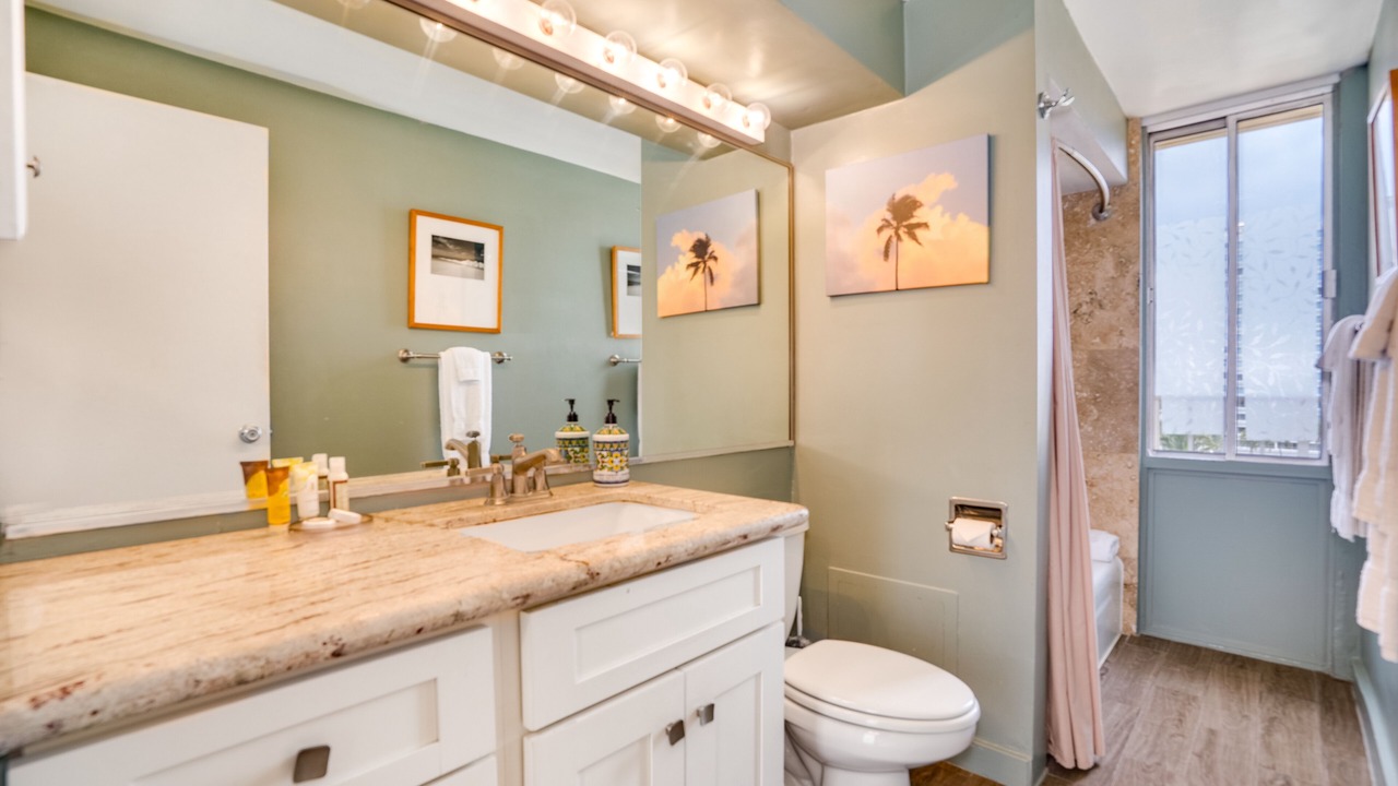 Photo of Bathroom in Diamond Head - Kapahulu - St. Louis