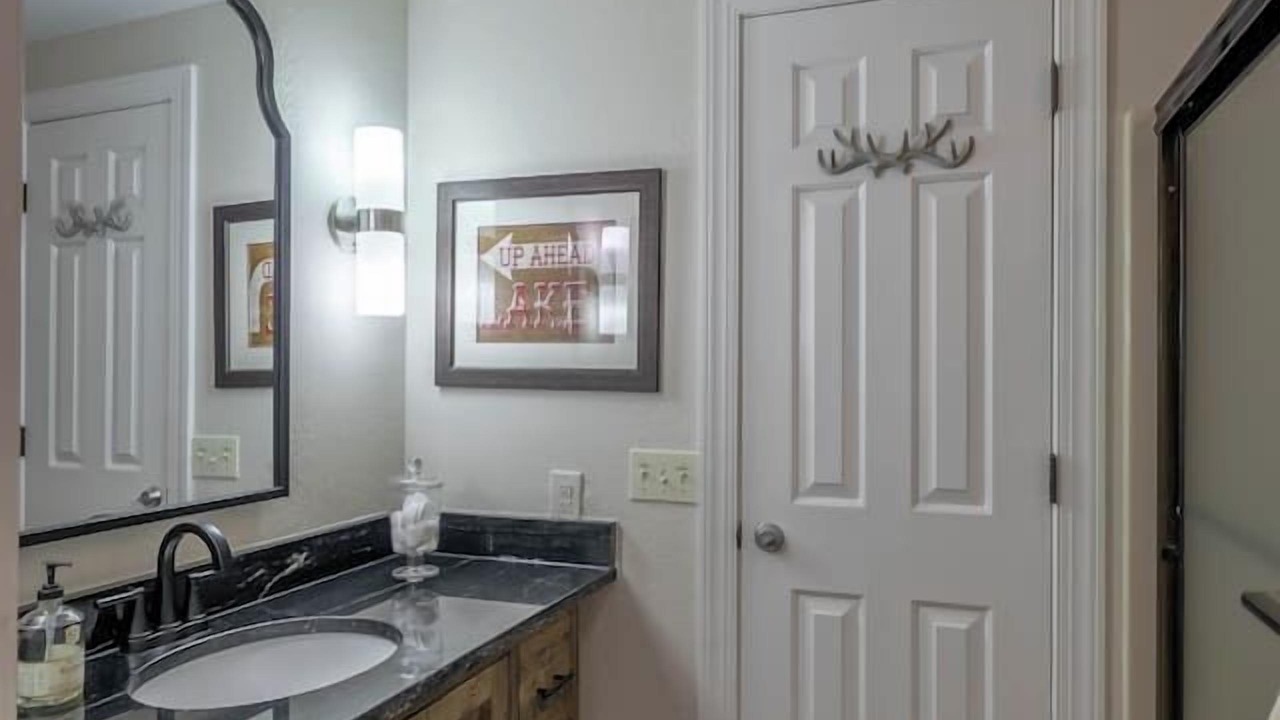 Photo of Bathroom in Lakeview Hills