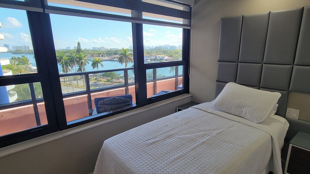 Photo of Bedroom in Mid Beach