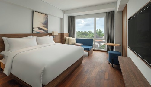 Superior Room, 1 King Bed, Pool View